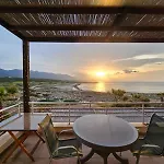 Beachfront Penthouse With Beautiful View In North Cyprus בית נופש