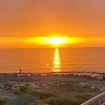 Beachfront Penthouse With Beautiful View In North Cyprus בית נופש *