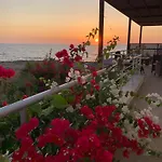 Beachfront Penthouse With Beautiful View In North Cyprus בית נופש *