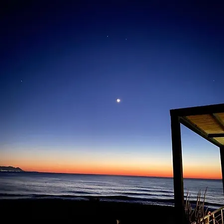 Beachfront Penthouse With Beautiful View In North Cyprus Casa de Férias Küçükerenköy